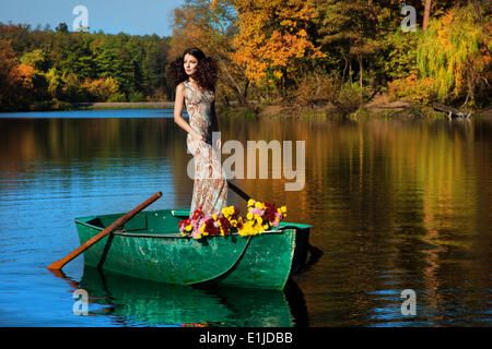 Donna su una barca in autunno Foto Stock