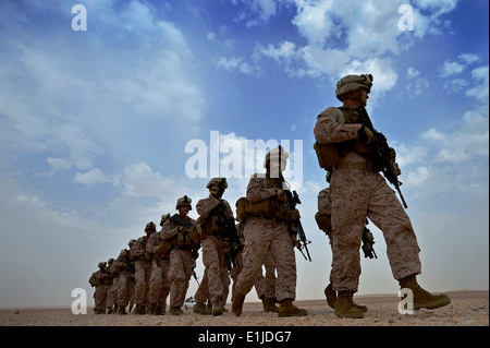 Stati Uniti Marines assegnato alla società di Lima, 3° Battaglione, 2° Reggimento Marini, 26 Marine Expeditionary Unit camminare al loro tempora Foto Stock