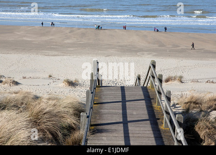 Vista dalla scala di legno di persone a bordo d'acqua sulla spiaggia, Ostenda, Belgio Foto Stock