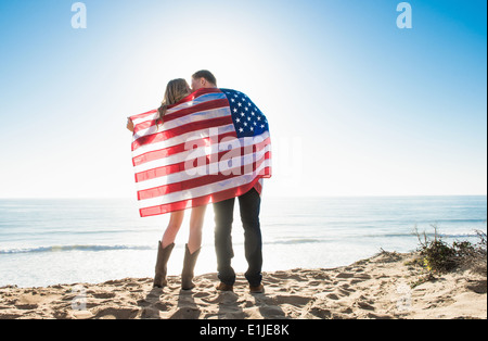 Romantico coppia giovane avvolto nella Bandiera americana, Torrey Pines, San Diego, California, Stati Uniti d'America Foto Stock