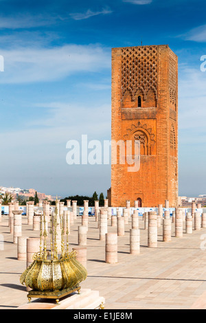 Vista del minareto incompiuto e i resti della moschea Hassan nella città di Rabat in Marocco. Foto Stock