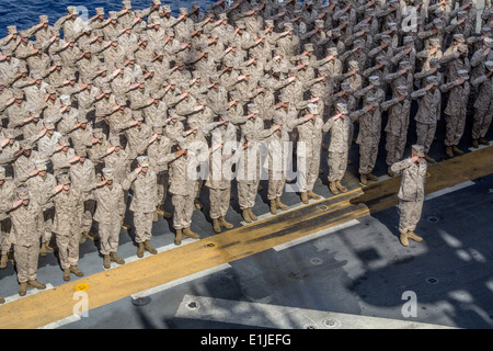 Stati Uniti Marines e marinai con la ventiseiesima Marine Expeditionary Unit condurre una torta di compleanno cerimonia del taglio per celebrare il MEU Foto Stock