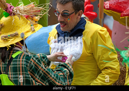 Gli uomini vestirsi come donne in corsetti a Aalst carnival, Aalst, Belgio Foto Stock