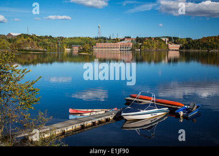 Un piccolo molo sul Fiume Saint-Maurice in Shawinigan, Quebec, Canada. Foto Stock