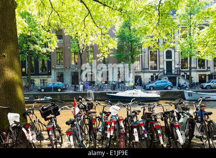Biciclette parcheggiate su un canale di Amsterdam Paesi Bassi Foto Stock