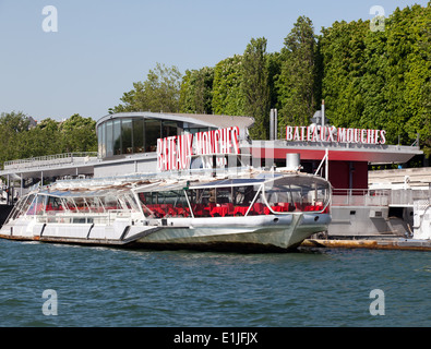 Un Bateaux Mouches, ormeggiata lungo la sua sede sul Fiume Senna, Parigi, Francia. Foto Stock