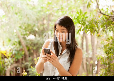 Giovane donna utilizzando smart phone