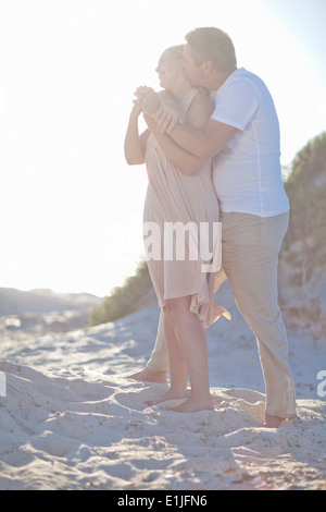 Coppia matura costeggiata sulla spiaggia Foto Stock