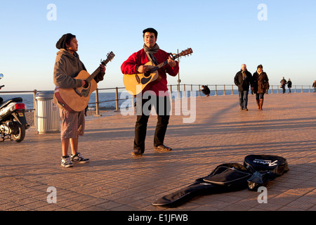 Voce maschile buskers suonare chitarra sul lungomare, Ostenda, Belgio Foto Stock