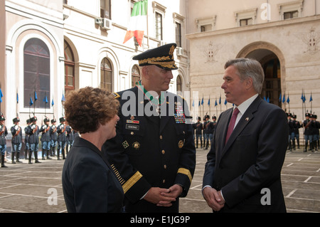 Capo di stato maggiore degli Stati Uniti Esercito gen. Raymond T. odierno, centro e sua moglie, Linda, sinistra, parlare con David Thorne, Stati Uniti amba Foto Stock