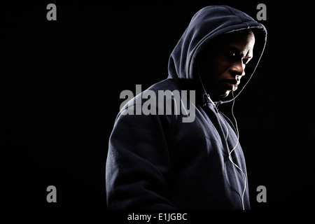 Metà uomo adulto indossare top con cappuccio Foto Stock