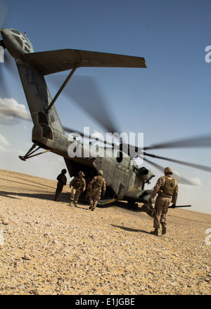 Stati Uniti Marines e velisti assegnati per il ventiseiesimo Marine Expeditionary Unit prepararsi a discostarsi al Galail, in Qatar, in un Marine Corps C Foto Stock