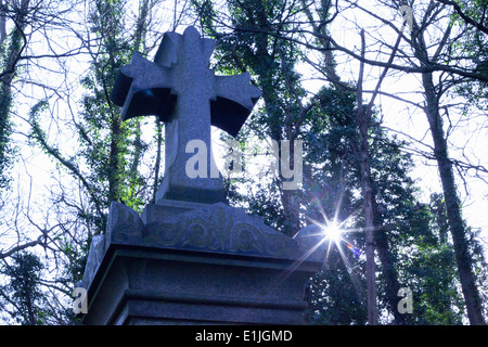 Pietra tombale nel cimitero di Nunhead, London, Regno Unito Foto Stock