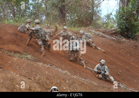 Stati Uniti I soldati assegnati al 3° Brigata Team di combattimento, XXV divisione di fanteria reagire a un campo di battaglia simulata evento durante il Bro Foto Stock