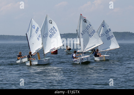 Junior marinai di Optimist derive Foto Stock