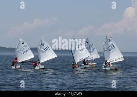 Junior marinai di Optimist derive Foto Stock