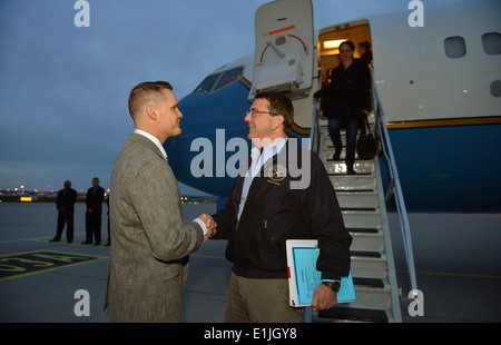 Stati Uniti Il vice Segretario della Difesa Ash B. Carter, diritto, scambia messaggi di saluto con U.S. Marine Corps Brig. Gen. Russell A. Sanborn Foto Stock