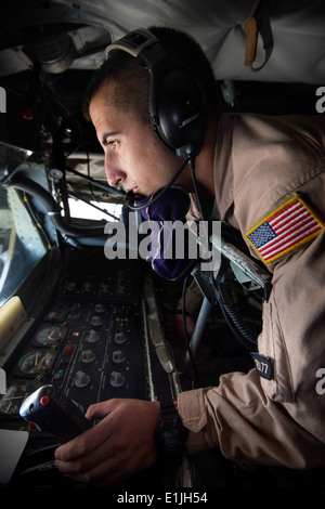 Stati Uniti Air Force Senior Airman Brandon formatrice, una KC-135 Stratotanker aeromobile boom operatore assegnato all'151st Air Refuelling W Foto Stock