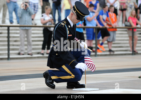 Stati Uniti Army Spc. Seth Wymer, con il 3° Reggimento di Fanteria (la vecchia guardia), e una sentinella presso la Tomba degli Ignoti, luoghi Foto Stock
