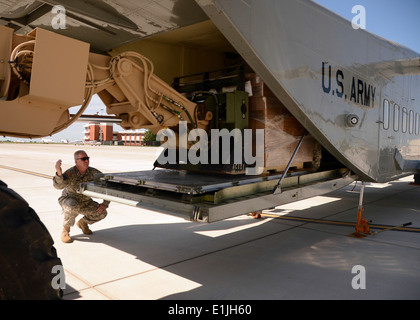 Stati Uniti Army Chief Warrant Officer 4 Kelly Cawood, con la 641st reggimento di aviazione, guida un carrello elevatore driver durante lo scarico di Pall Foto Stock