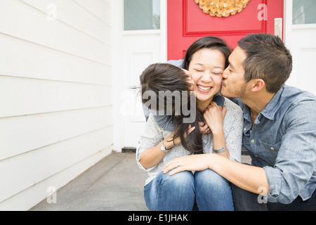 Metà adulto giovane con figlio sul portico Foto Stock