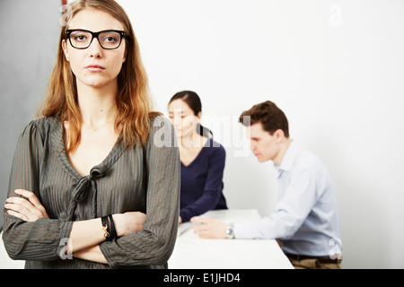 Ritratto di donna che indossa gli occhiali, braccia incrociate Foto Stock