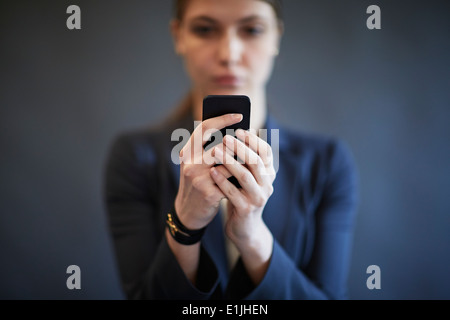 Giovane donna utilizza lo smartphone Foto Stock