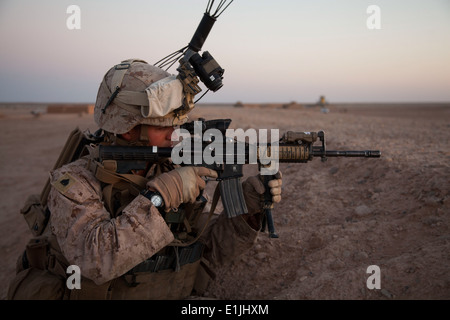 Stati Uniti Marine Corps Sgt. Ryan Burks, un leader di squadra con Fox Company, 2° Battaglione, 8° Reggimento Marine, Regimental Combat Team Foto Stock