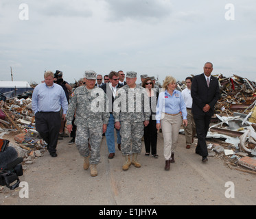 Oklahoma Gov. Maria Fallin, in primo piano a destra, porta U.S. Esercito gen. Frank J. erba, centro, in primo piano il capo della Nazionale Foto Stock