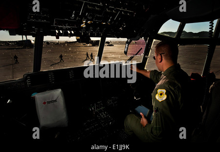 Stati Uniti Air Force Tech. Sgt. Francesco Ventura, un valutatore loadmaster con la ventinovesima armi Squadron, recensioni una checkli preflight Foto Stock
