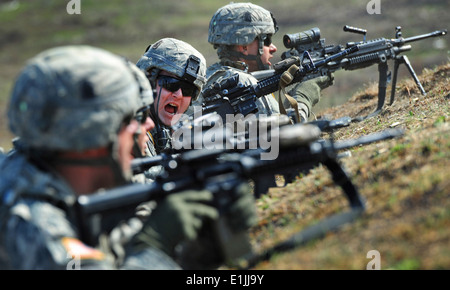 U.S> Esercito Cpl. Johnny Hurst, assegnato a una società terza battaglione (Airborne) 509a Reggimento di Fanteria, grida una shift-fire il comando Foto Stock