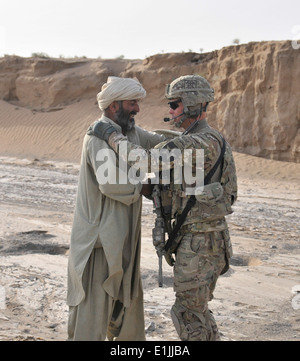 Stati Uniti Esercito Capt. Troy Yoho, diritto, il comandante del bravo Company, 2° Battaglione, XXIII Reggimento di Fanteria, scambi saluti wi Foto Stock