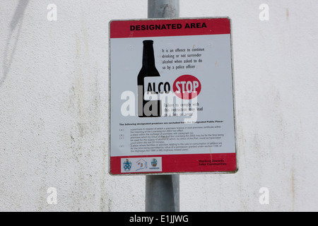 Un segno di alcool ( smettere di bere alcool ) su una strada di Mevagissey, Cornwall Foto Stock