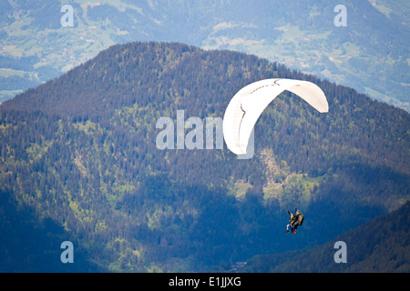 Parapendio nelle Alpi francesi, Chamonix, Francia Foto Stock