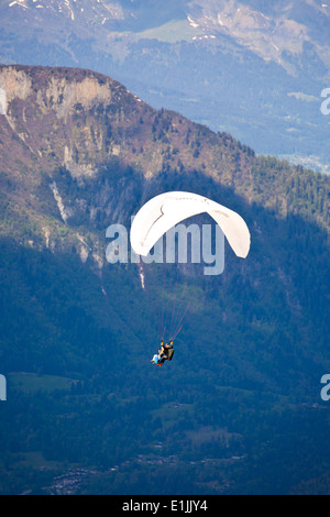Parapendio nelle Alpi francesi, Chamonix, Francia Foto Stock