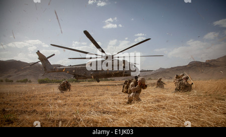 Forze di sicurezza nazionali afgane (ANSF) soldati e U.S. Marines con Fox Company, 2° Battaglione, 8° Reggimento Marine, Reggimento Foto Stock