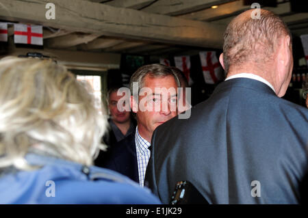 Newark-On-Trent,Nottinghamshire ,UK.05 Giugno 2014 .Nigel Farage visiti il Queens Head su Newark Market Square questo pomeriggio nel corso di elezioni suppletive la giornata elettorale. Credito: Ian Francesco/Alamy Live News Foto Stock