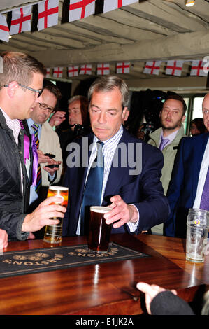 Newark-On-Trent,Nottinghamshire ,UK.05 Giugno 2014 .Nigel Farage visiti il Queens Head su Newark Market Square questo pomeriggio nel corso di elezioni suppletive la giornata elettorale. Credito: Ian Francesco/Alamy Live News Foto Stock