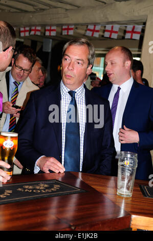 Newark-On-Trent,Nottinghamshire ,UK.05 Giugno 2014 .Nigel Farage visiti il Queens Head su Newark Market Square questo pomeriggio nel corso di elezioni suppletive la giornata elettorale. Credito: Ian Francesco/Alamy Live News Foto Stock