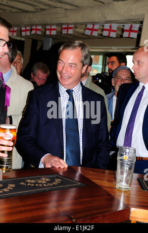 Newark-On-Trent,Nottinghamshire ,UK.05 Giugno 2014 .Nigel Farage visiti il Queens Head su Newark Market Square questo pomeriggio nel corso di elezioni suppletive la giornata elettorale. Credito: Ian Francesco/Alamy Live News Foto Stock