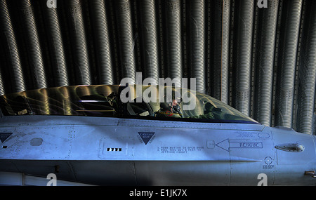 Polish Air Force Il Mag. Przemyslaw Struj, un pilota con il decimo Fighter Squadron, taxi al di fuori di un aeromobile di protezione shelter befo Foto Stock