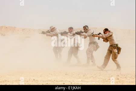 Stati Uniti Marines con la ventiseiesima Marine Expeditionary Unit marittimo della forza raid fire M4 carabine a una gamma in Giordania il 9 giugno 2013, Foto Stock