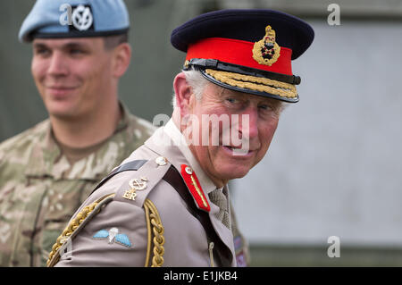 Ranville, Francia. 05 Giugno, 2014. Charles, Principe di Galles (R) arriva per lo sbarco di paracadutisti in Normandia, vicino a Ranville, Francia, 05 giugno 2014. Numerosi eventi commemorare il settantesimo anniversario degli sbarchi delle forze alleate in Normandia il 06 giugno. La più grande operazione degli sbarchi nella storia iniziò la liberazione dell Europa occidentale dal Nazionalsocialismo durante la Seconda Guerra Mondiale. Foto: MICHAEL KAPPELER/dpa/Alamy Live News Foto Stock