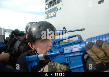 Stati Uniti Navy Fire Controlman 1a classe Bart Hodlik, con la visita, scheda, ricerca e sequestro di team assegnato al missile guidato Foto Stock