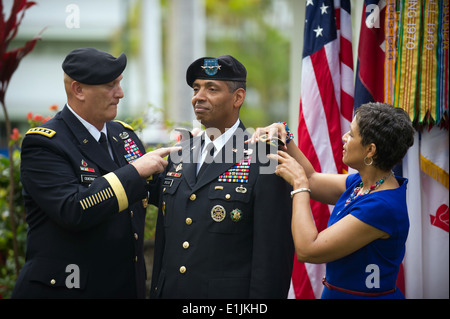 Capo di stato maggiore degli Stati Uniti Esercito gen. Raymond T. odierno, sinistro e il dottor Carol Brooks, destra, promuovere Lt. Gen. Vincent Brooks per Foto Stock