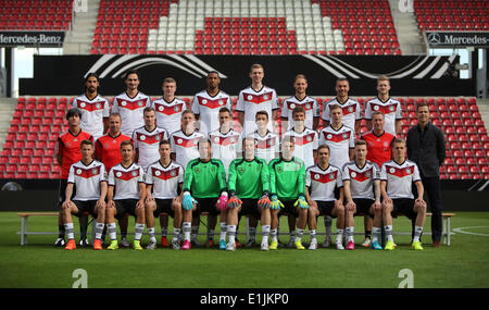 Il tedesco della nazionale di calcio in posa per una foto di gruppo in Mainz, Germania, 05 giugno 2014. Riga superiore L-R: Sami Khedira, Mats Hummels, Toni Kroos, Jerome Boateng, Per Mertesacker, Benedikt Hoewedes, Lukas Podolski e Andre Schuerrle. Fila centrale L-R: head coach Joachim Loew, assistant coach Hansi Flick, Kevin Grosskreutz, Bastian SCHWEINSTEIGER, Miroslav KLOSE, Mesut Oezil, Thomas Mueller, Christoph Kramer, portiere coach Andreas Koepke e team manager Oliver Bierhoff. Fila inferiore L-R: Erik Durm, Mario Goetze, Julian Draxler, Roman Weidenfeller, Manuel Neuer, Ron-Robert Zieler, Philipp Lahm, M Foto Stock