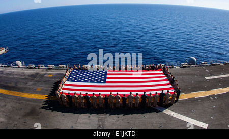 Stati Uniti Marines e velisti assegnati per il ventiseiesimo Marine Expeditionary Unit (MEU), e velisti assegnati alla USS Kearsarge (LHD 3 Foto Stock