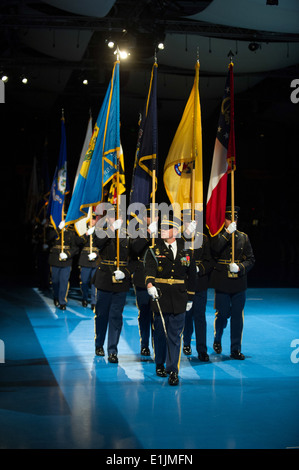 Stati Uniti Soldati con la terza U.S. Reggimento di Fanteria (la vecchia guardia) partecipare ad una cerimonia di pensionamento per Lt. Gen. William tro Foto Stock