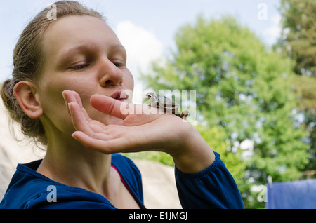 Cinderella kissing piccola Nizza rana su palm Foto Stock