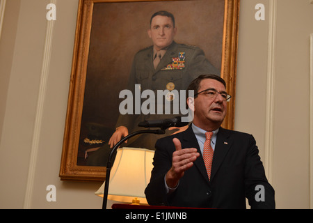 Il vice Segretario della Difesa Ashton B. Carter è stato ospite d'onore della serata Parade presso caserma marini Washington luglio 12 Foto Stock